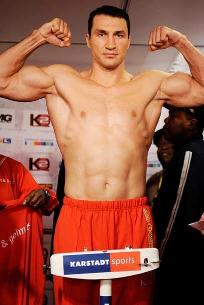 En contraste, el campeón presentó una espectacular masa muscular.