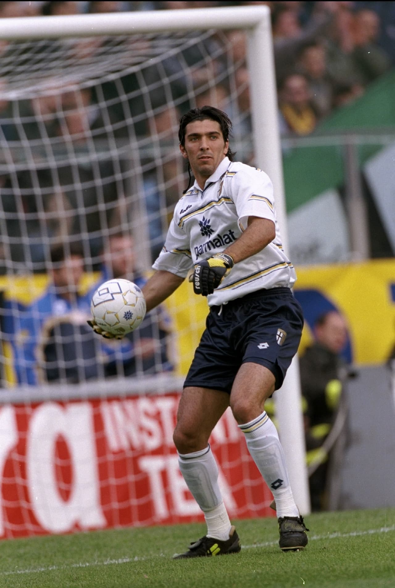 Hoy, a sus 39 años de edad, Buffon cumple además 22 años como futbolista, más de la mitad de su vida.