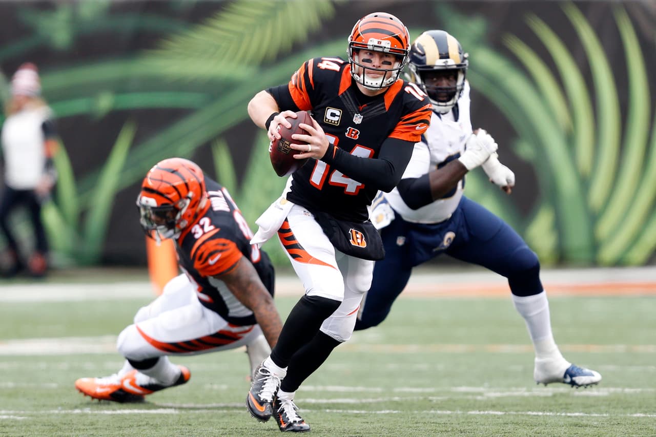 10. ANDY DALTON - Cincinnati regresó a los triunfos luego de 2 derrotas. Andy Dalton tomó el control de la situación y corrigió el rumbo. Completó 20 de 27 para 233 yardas con 3 de touchdown contra la defensiva de los Rams que nunca pudo capturarlo.