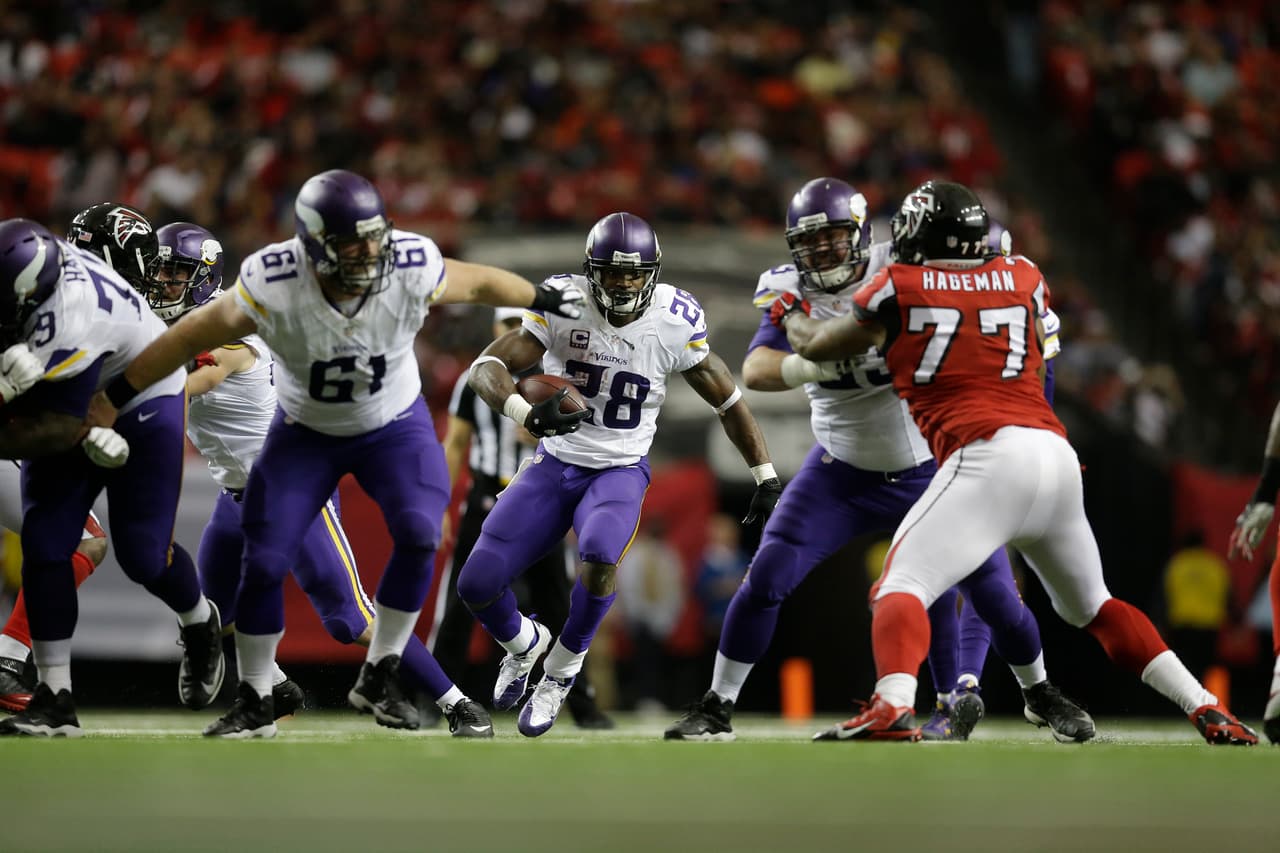 3. ADRIAN PETERSON - Cntra los Falcons acarreó el balón 29 veces para 158 yardas con 2 touchdowns. Sexta vez en la campaña que supera las 100 yardas, ya rebasó las mil (1,164 yardas) y con esto logra su octava campaña de más de mil yardas. Peterson está de regreso y los Vikings como líderes divisionales.