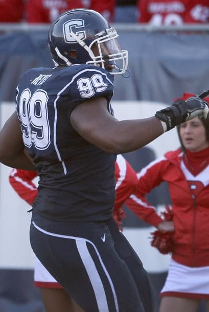 Tackles defensivos: Empatado 5. Kendall Reyes, Connecticut - Altura: 1.93 m - Peso: 134 kg