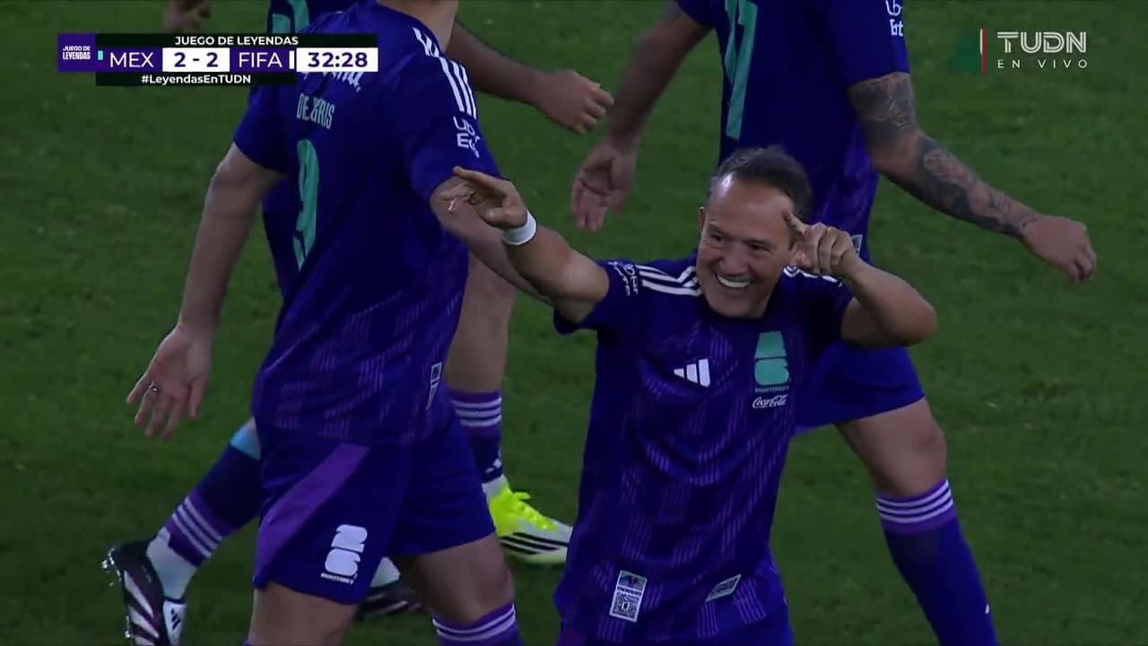 ¡Golazo del Matador! Deja a Materazzi en el suelo y la cara de Puyol lo dice todo