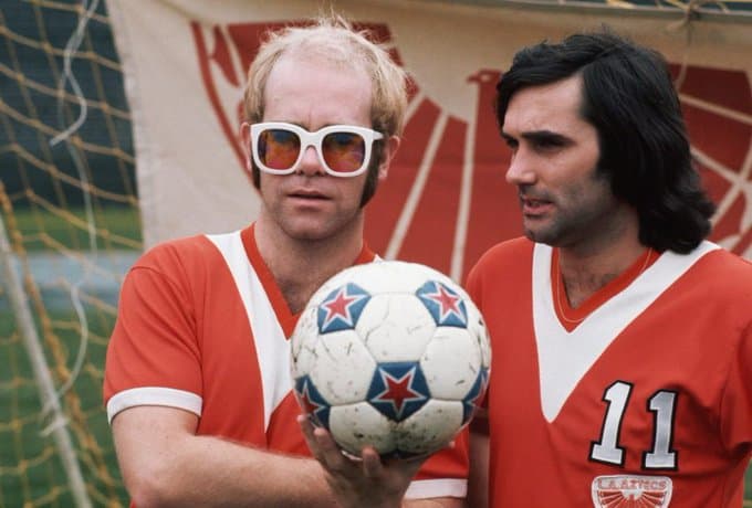 Elton John posa junto a George Best, ambos con el uniforme de Los Angeles Aztecs, un equipo estadounidense que intentó hacerle contrapeso al NY Cosmos de Pelé en los 70.
