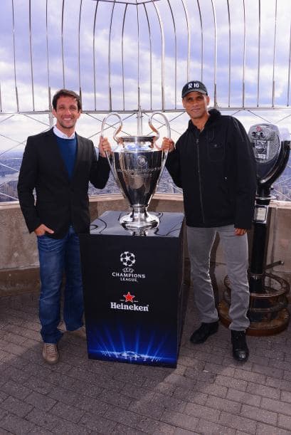 David Villa, Rivaldo y Juliano Belletti posaron con el trofeo Champions League en el Empire State de Nueva York en el Tour del Trofeo de la UEFA Champions Presentado por Heineken. Mira las mejores imágenes del evento (Cortesía: Heineken).