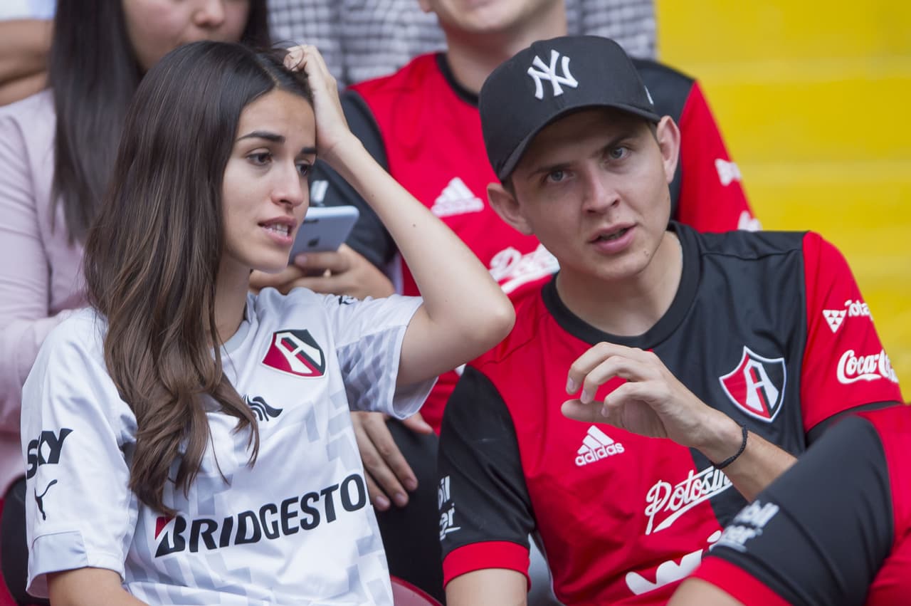 Fanáticos del Atlas FC aguardan por el inicio del partido.