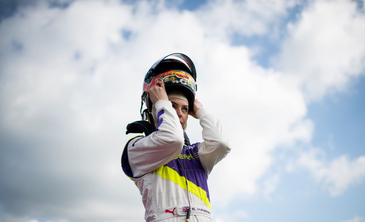 A partir de este viernes la polémica W Series, fórmula exclusiva para mujeres, dio inicio con las pruebas libres en Hockenheim, Alemania, donde el día domingo se correrá la primera válida del calendario. Las pilotos y sus equipos ya comenzaron a vivir esta novedosa experiencia que espera dar mucho de qué hablar.