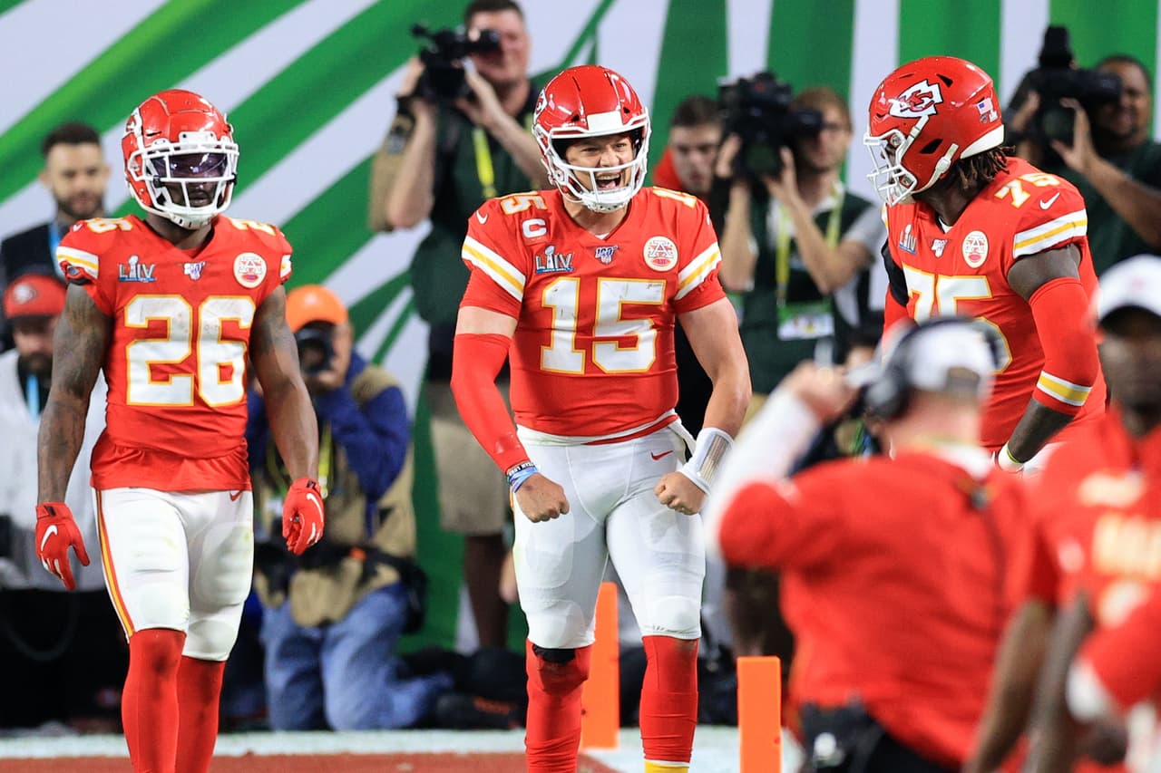 Patrick Mahomes anotó el primer touchdown del partido tras una jugada'read option'. Le tomó 7 minutos y 26 segundos a los Chiefs llevar el balón a las diagonales.