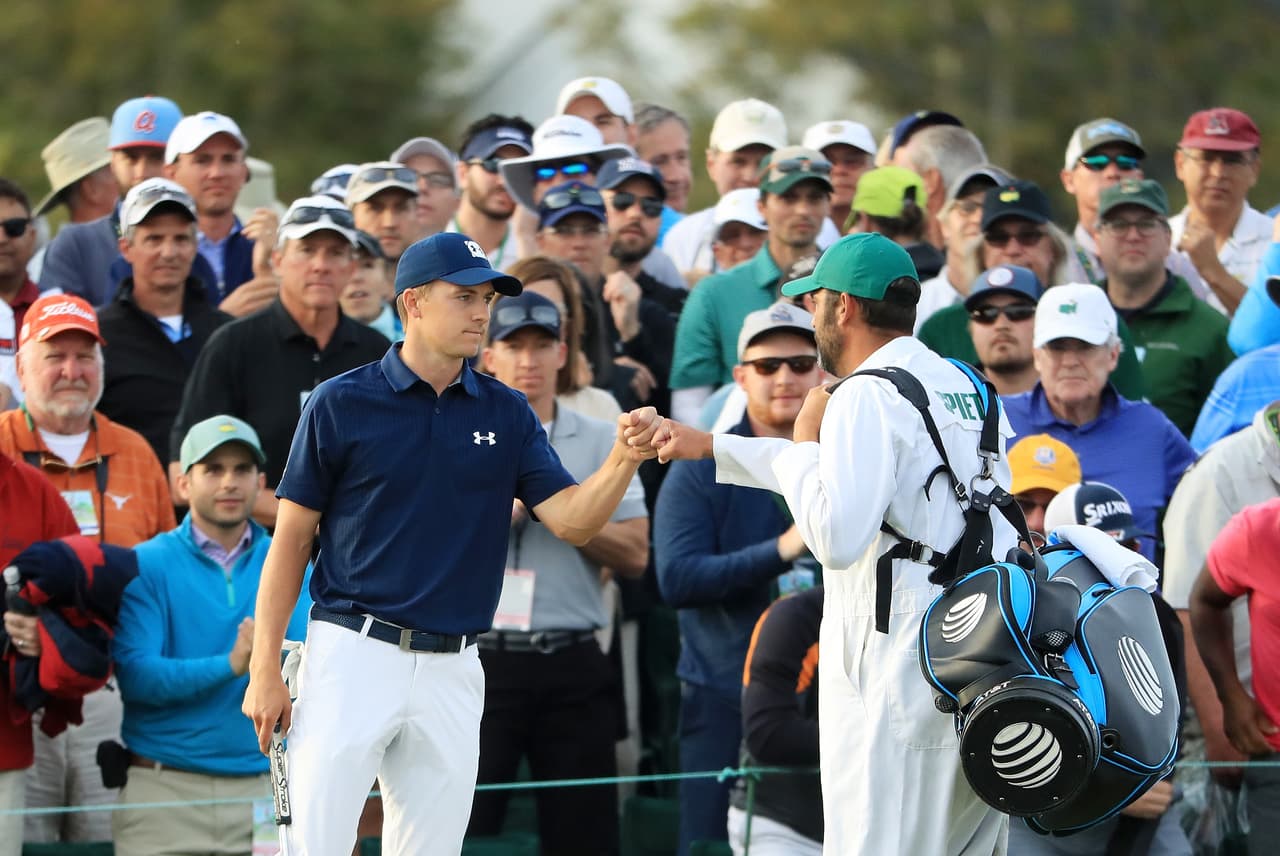 Jordan Spieth lidera con seis bajo par después de la primera jornada, el Masters, primer grande de la temporada que se disputa esta semana en el histórico recorrido de Augusta National.