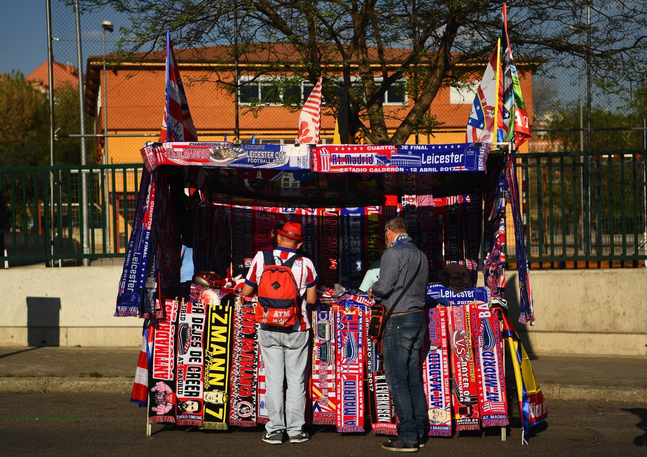 Los seguidores se acercaron para comprar los elementos representativos para hacer parte de este colorido dibujo.