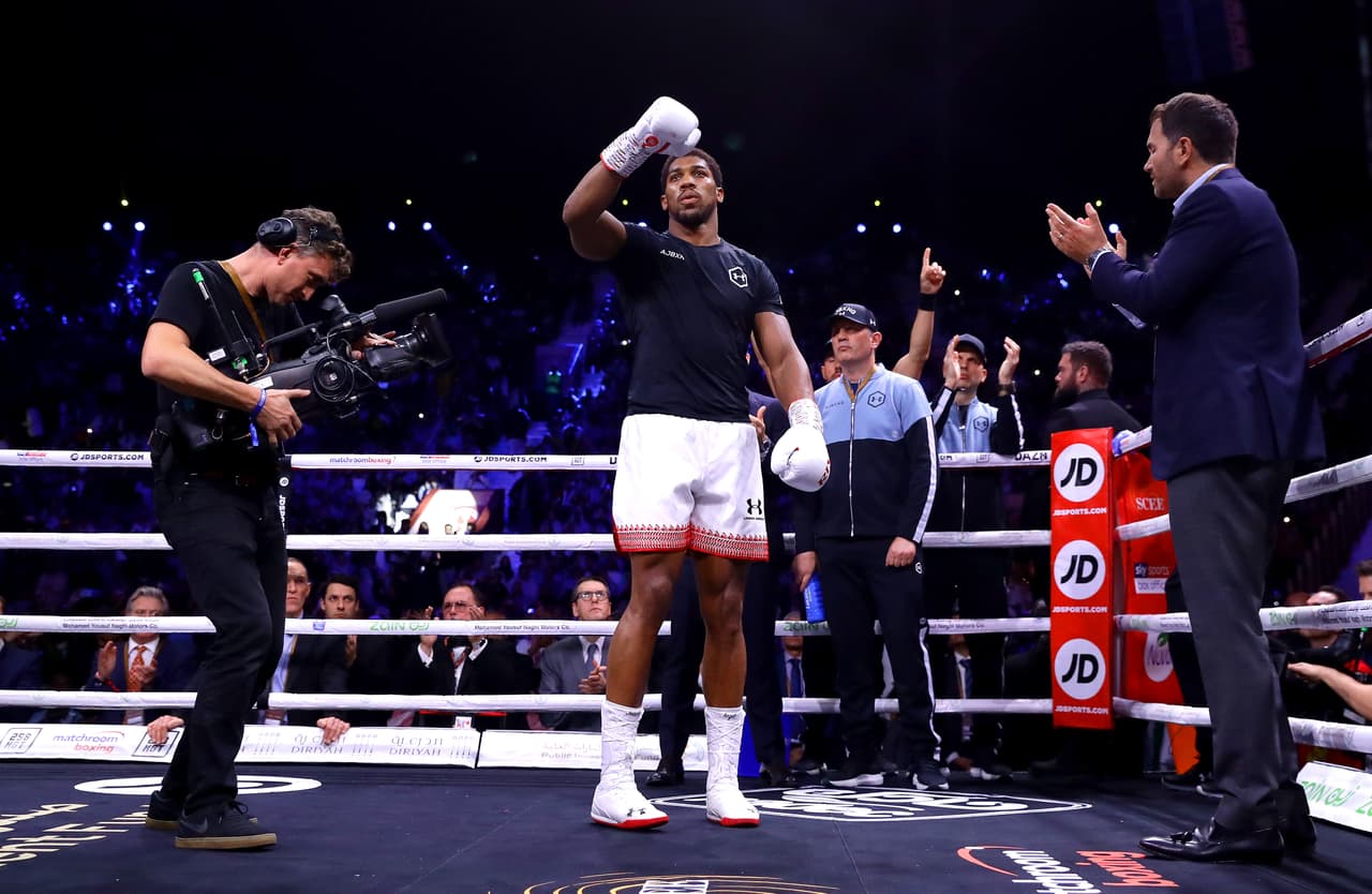 Anthony Joshua concentrado antes de los himnos nacionales.
