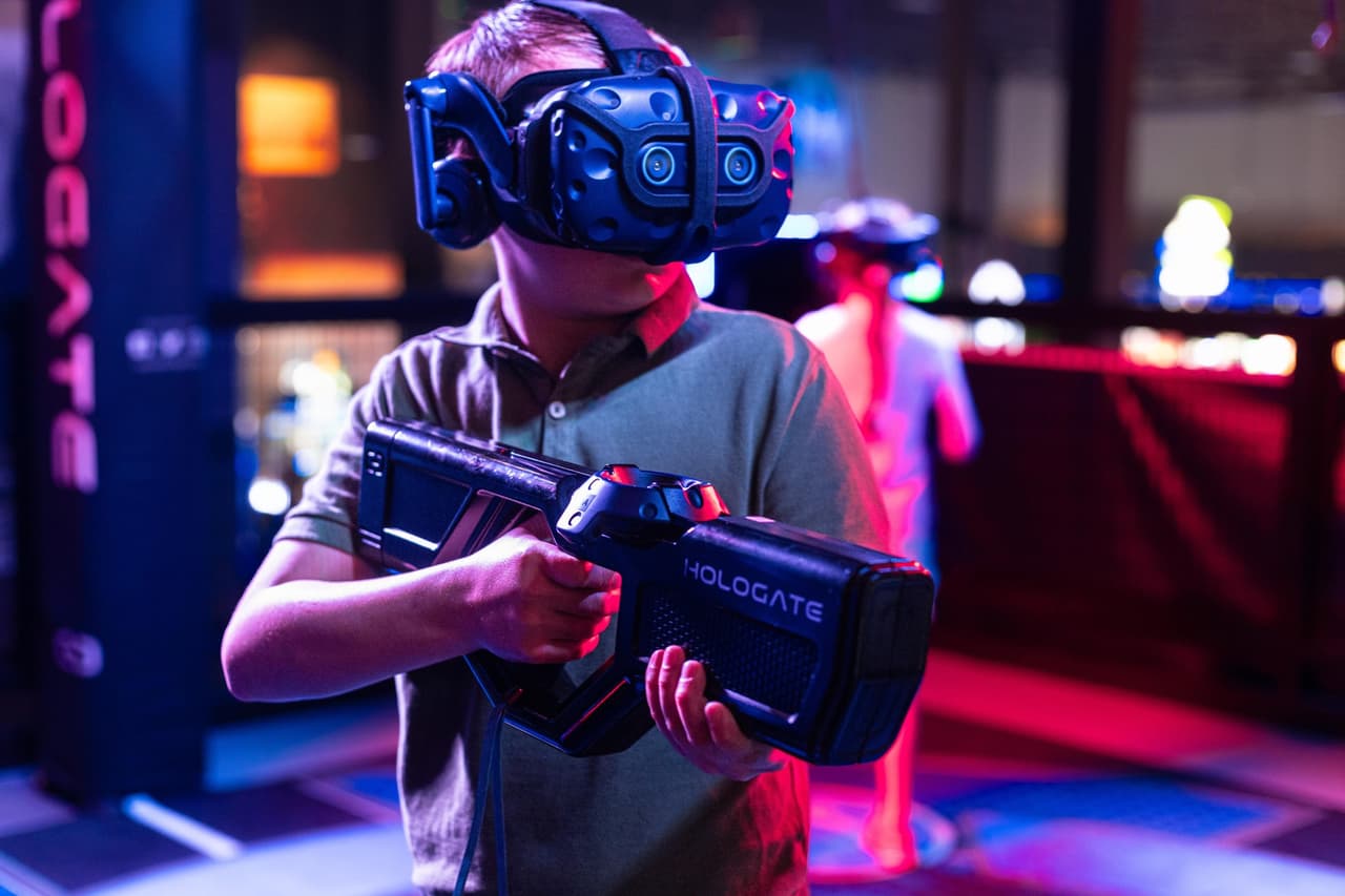 <b>Hologate</b>
<br>Es una atracción de realidad virtual para 4 jugadores que ofrece tecnología gráfica avanzada e inmersión sensorial completa para el máximo nivel de entretenimiento.