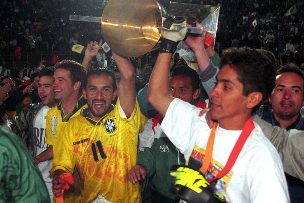 1.- CONCACAF invitó a Brasil para participar en la Copa Oro en 1996, el ‘Scratch do Oro’ venía de ser campeón del mundo en 1994 y jugó una emocionante final ante México que fue ganada por el Tri con goles de Cuauhtémoc Blanco y Luis García.