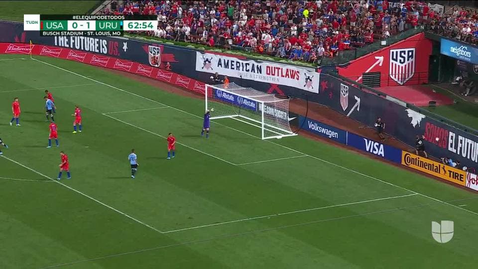 Tiro desviado de Giorgian de Arrascaeta