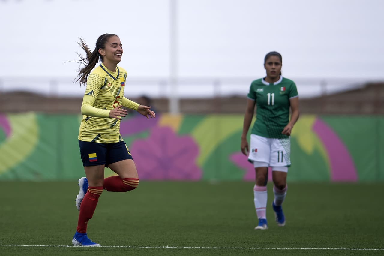 Isabella Echeverri hizo el 1-0 a favor de Colombia al minuto 27.