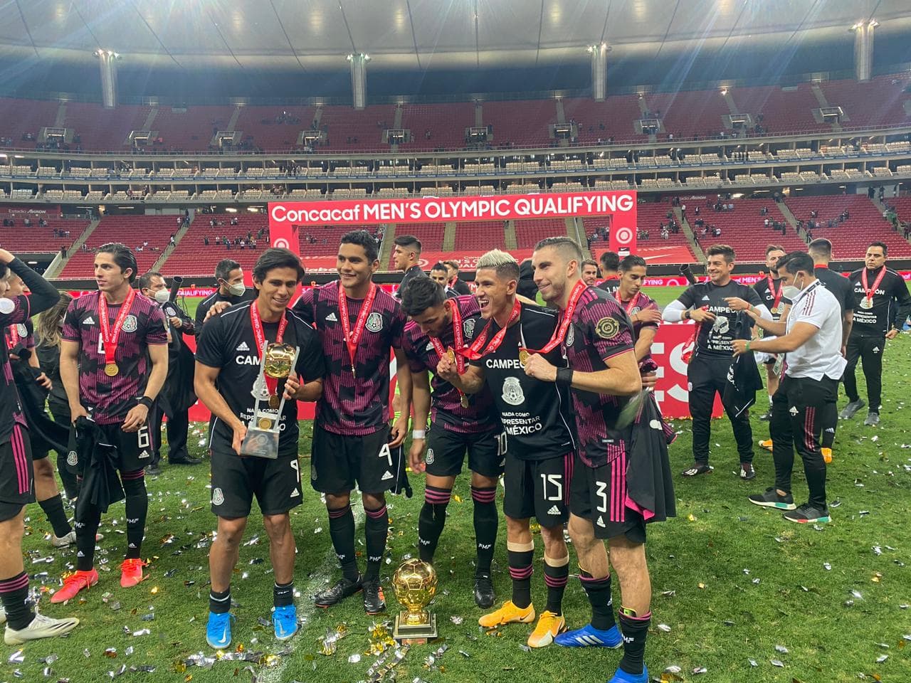México celebra en el EStadio su Jalisco su tercer título al hilo del Preolímpico masculino, Alexis Vega recibió el Balón de Oro al mejor jugador del troneo y Sebastián Córdova se quedó con la bota de oro luego de quedar como campeón de goleo del certamen.