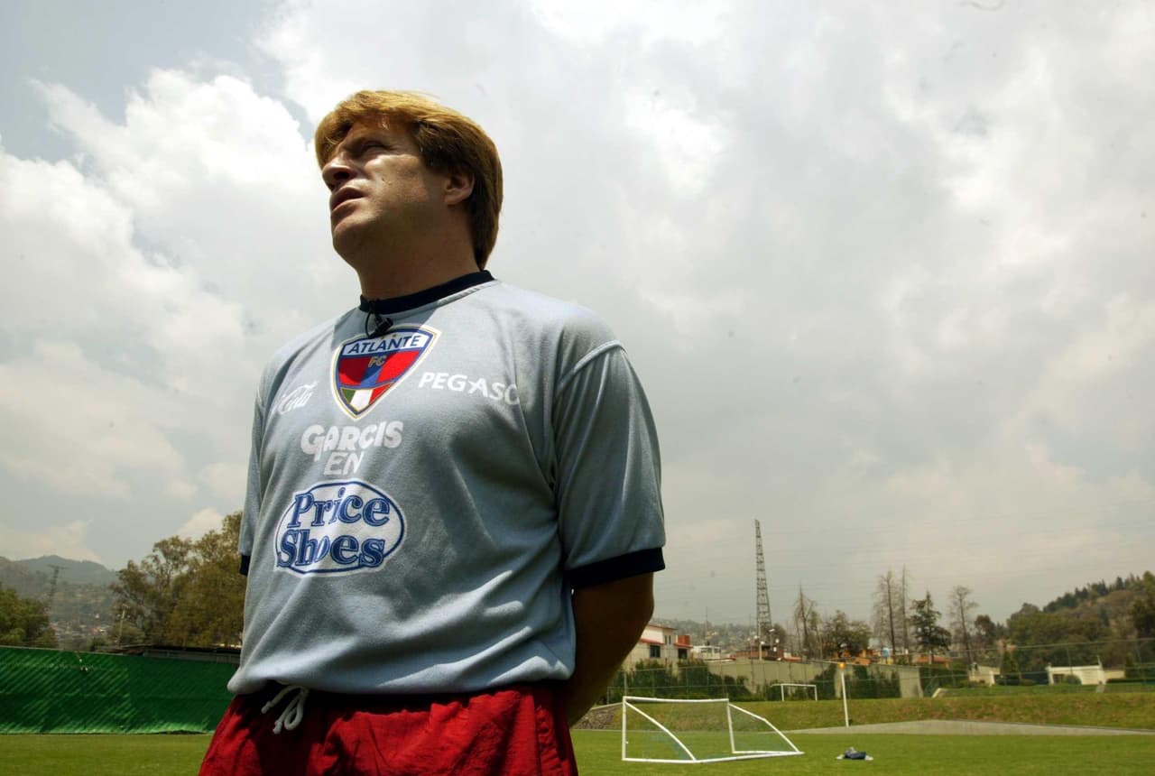 Como jugador del Atlante, en uno de sus escándalos más grandes como futbolista, Herrera estaba dando una entrevista en el Nou Camp cuando un aficionado del León pasó por detrás y le dijo algo.