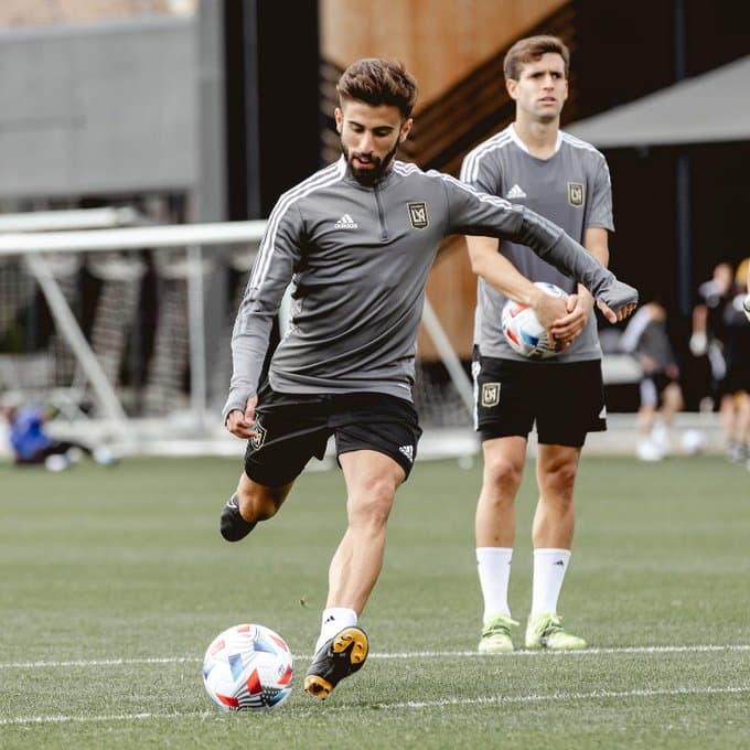 El goleador Diego Rossi también afila sus garras.