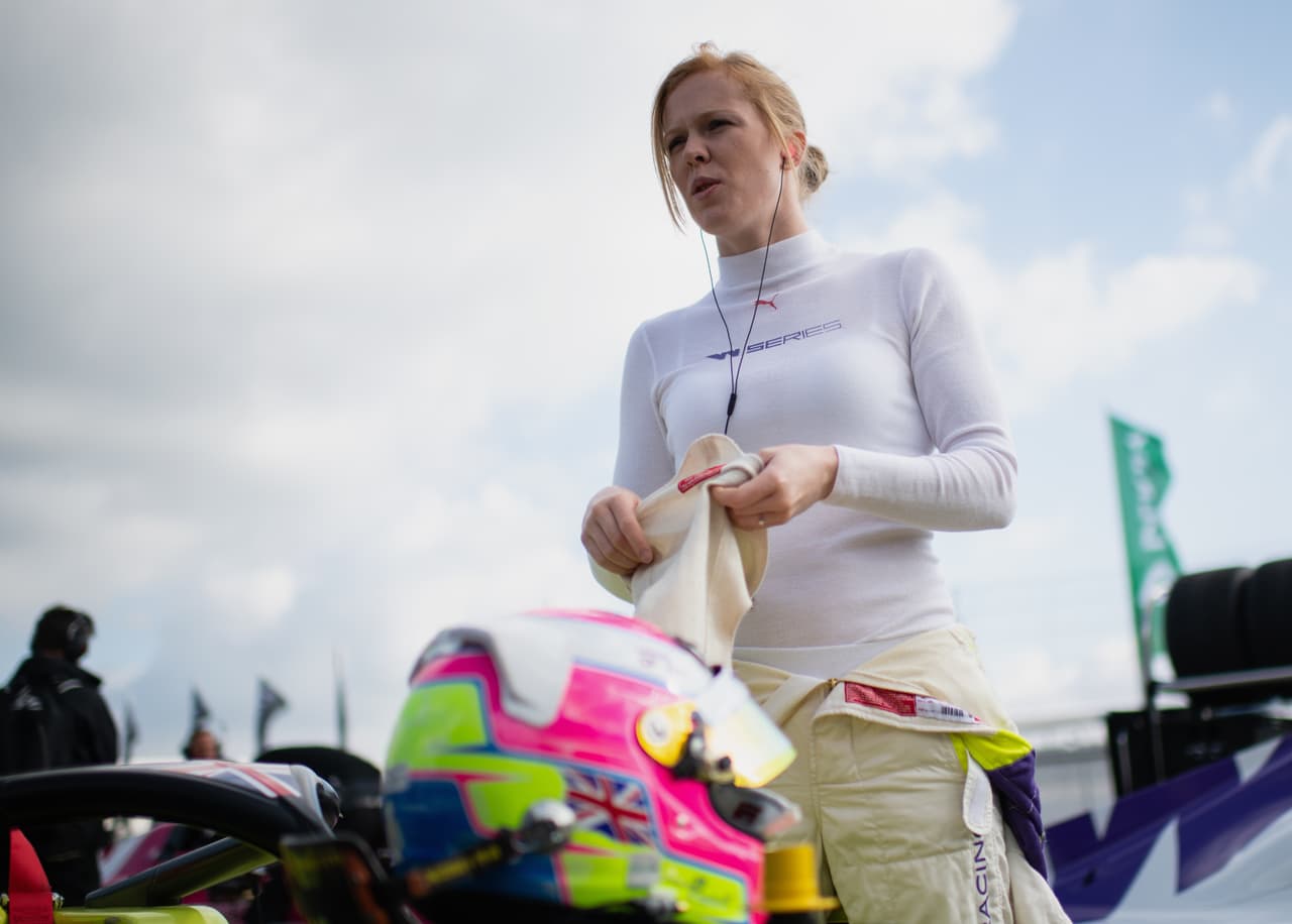 A partir de este viernes la polémica W Series, fórmula exclusiva para mujeres, dio inicio con las pruebas libres en Hockenheim, Alemania, donde el día domingo se correrá la primera válida del calendario. Las pilotos y sus equipos ya comenzaron a vivir esta novedosa experiencia que espera dar mucho de qué hablar.