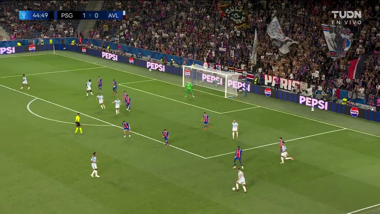 ¡GOL!  anota para Aston Villa. Brian Madjo