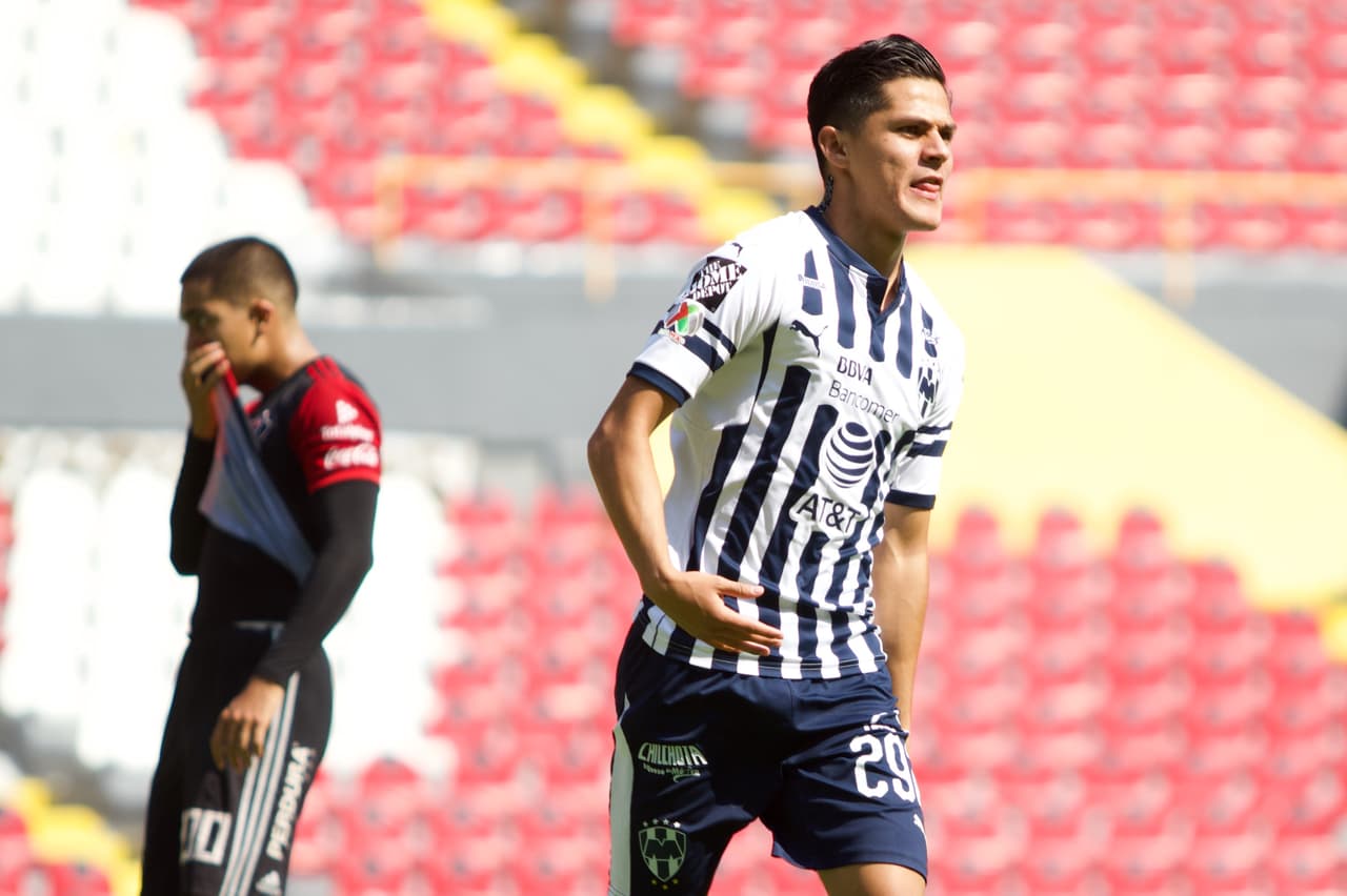 Gracias a Néstor Corona (centro) al minuto 77' Rayados encontró su gol, insuficiente para ir por la voltereta.