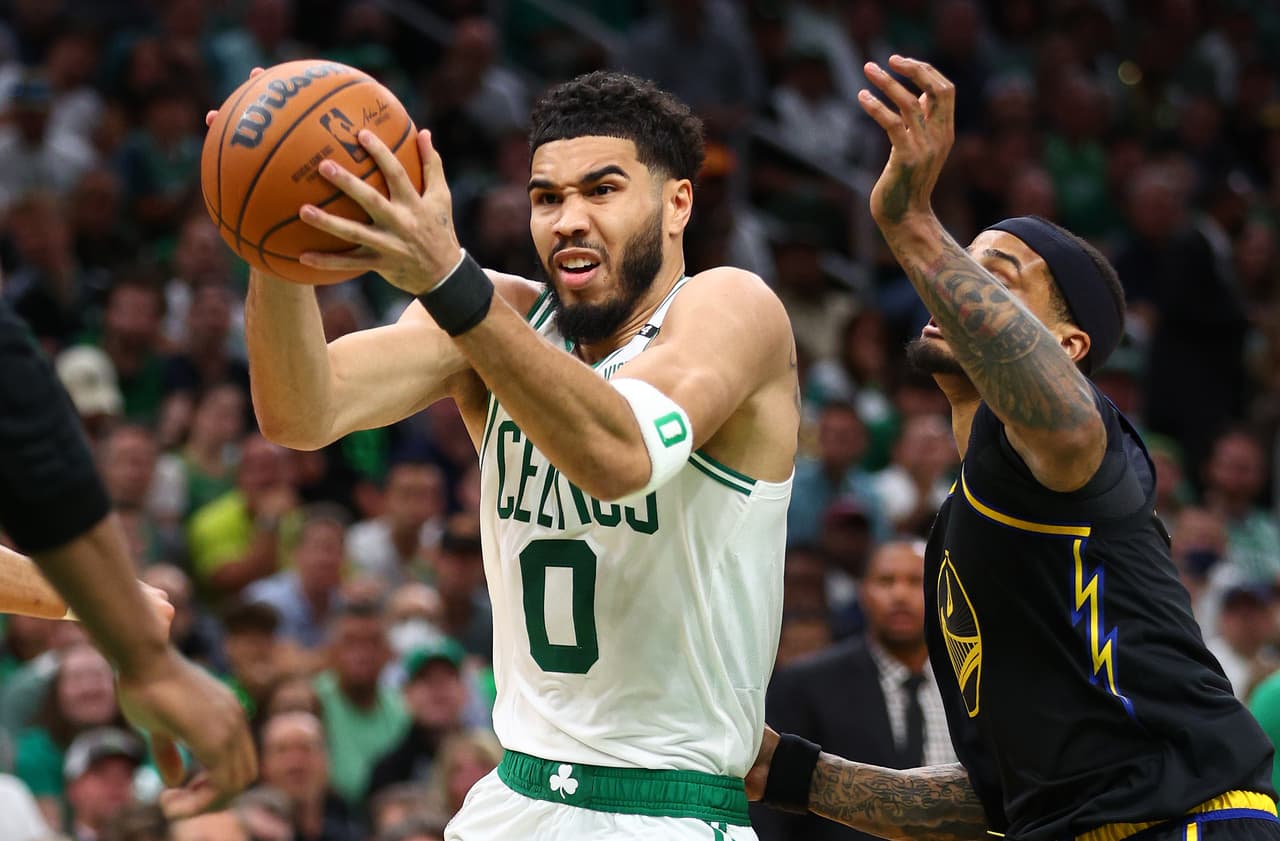 Con 43 puntos de un titánico Stephen Curry, los Golden State Warriors vencieron el viernes 107-97 en la cancha de los Boston Celtics y empataron 2-2 en las Finales de la NBA.