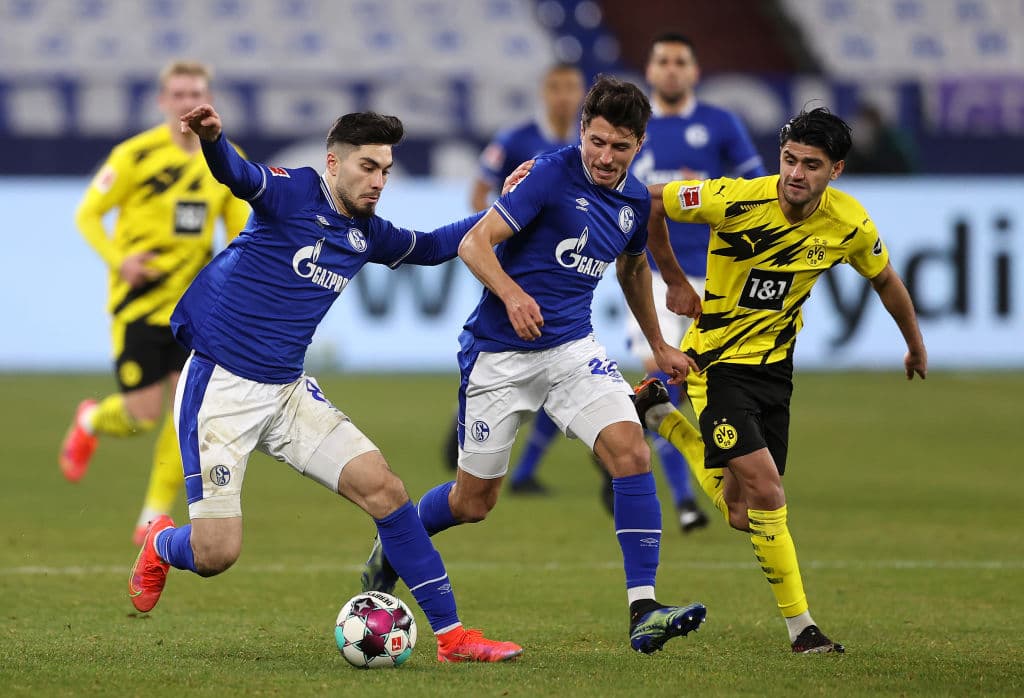 Sancho (42’), Haaland (45’, 79’), y Guerreiro (60’) marcaron para apalear 0-4 al Schalke 04, que está muy cerca del descenso. Dortmund y Schalke 04 cierran la jornada con 36 y 9 unidades, respectivamente.