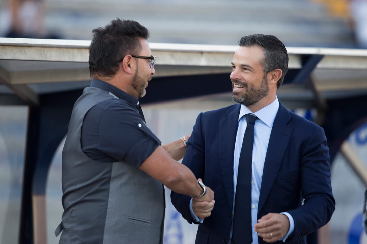 Experiencia y juventud. Antonio Mohamed saluda a Rafa Puente Jr. minutos antes del arranque del cotejo.