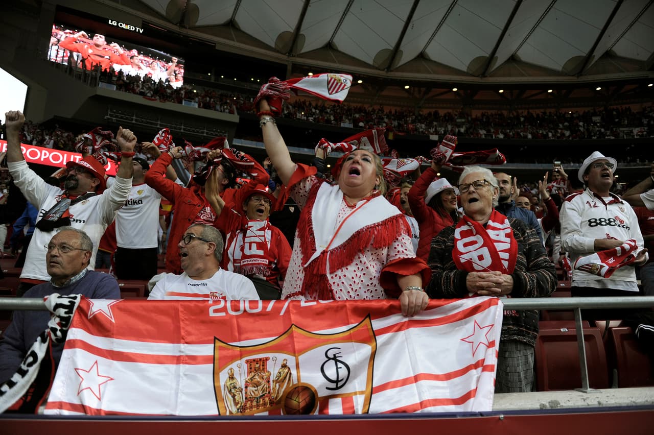 Los seguidores de Sevilla también le dieron color a su equipo, siempre leales y tras una temporada brillante en Champions League.