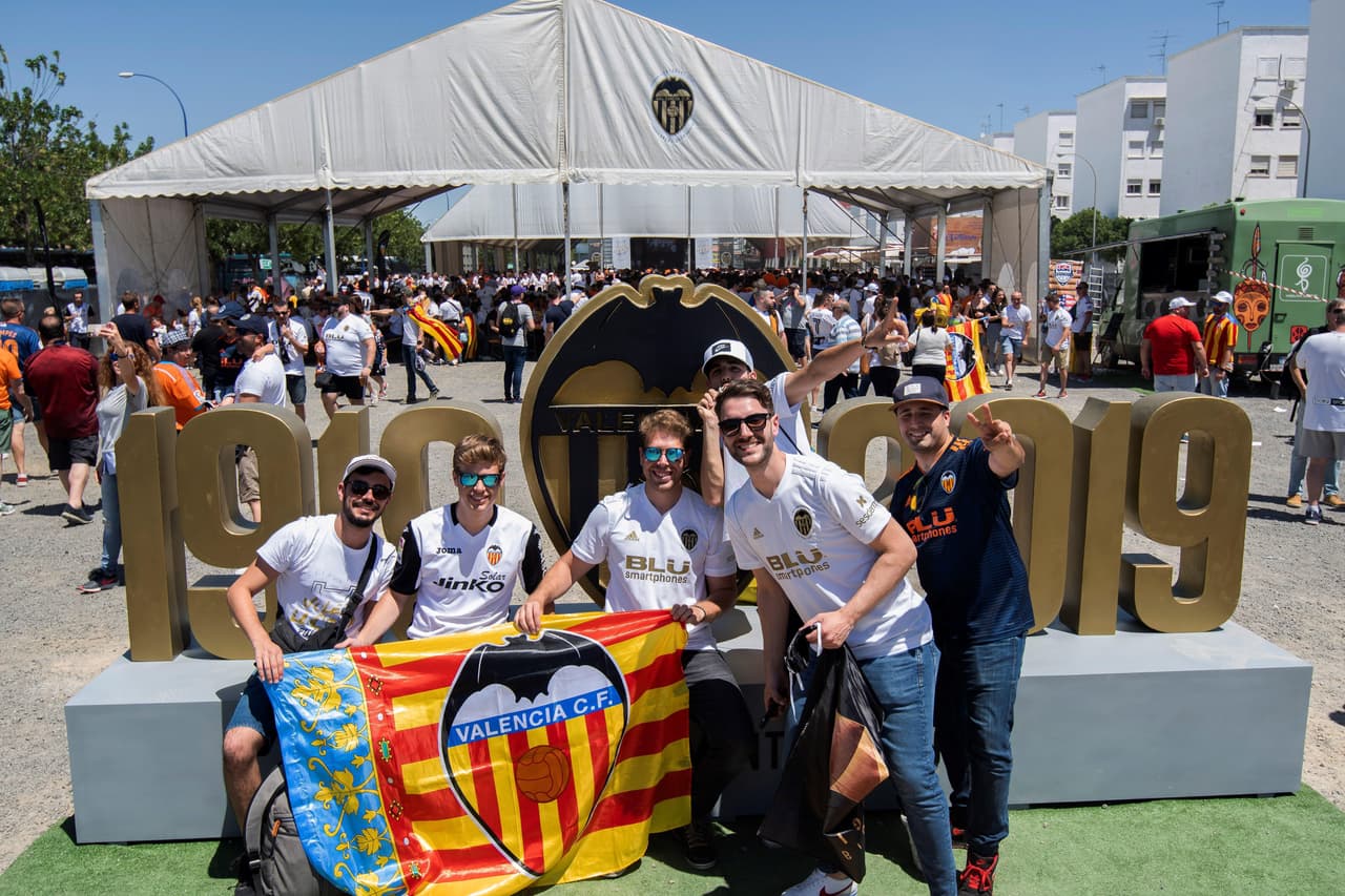 Sevilla ha sufrido el asalto de miles de aficionados del Barcelona y el Valencia, que han llegado con la ilusión de conseguir un título más en su palmarés en esta Copa del Rey. Desde muy temprano han colmado las calles de la ciudad andaluza y los FanFest dispuestos por la Real Federación (RFEF) en las cercanías del Estadio Benito Villamarín.