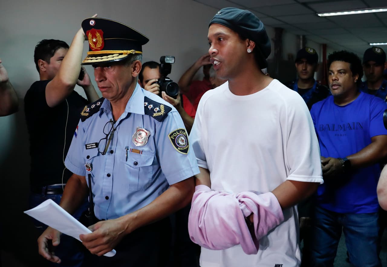 Detienen a quien entregó documentos falsos a Ronaldinho