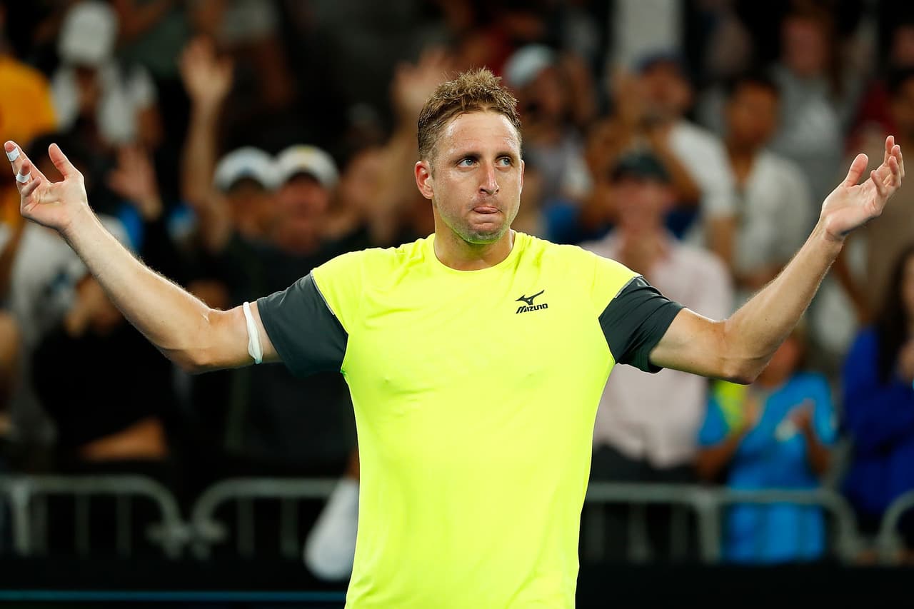 El estadounidense Tennys Sandgren, 97 del mundo, de 26 años, es el tenista de ránking más bajo que queda en el torneo, tras vencer al austríaco Dominic Thiem, quinto cabeza de serie, por 6-2, 4-6, 7-6 (4), 6-7 (9), y 6-3.