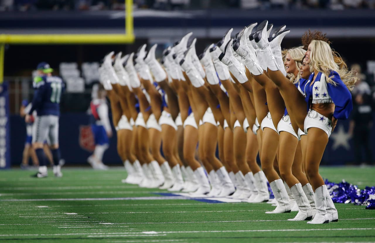 Las porristas de los Dallas Cowboys también son protagonistas del espectáculo.