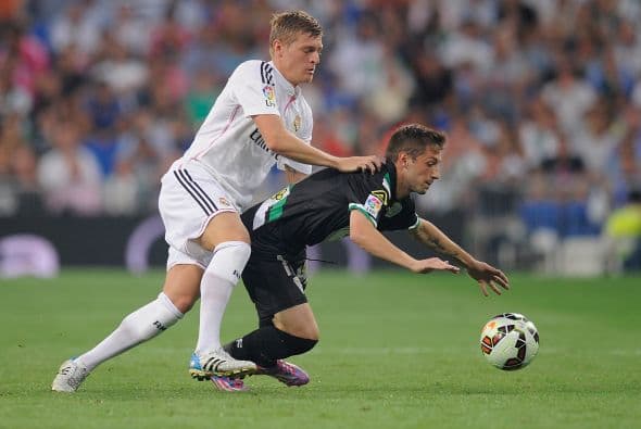 Pero el alemán no ha terminado de encontrarse en esa zona, su problema radica en que sus tendencias defensivas son limitadas en comparación a las ofensivas, es un jugador que va más hacia el frente que a su arco.