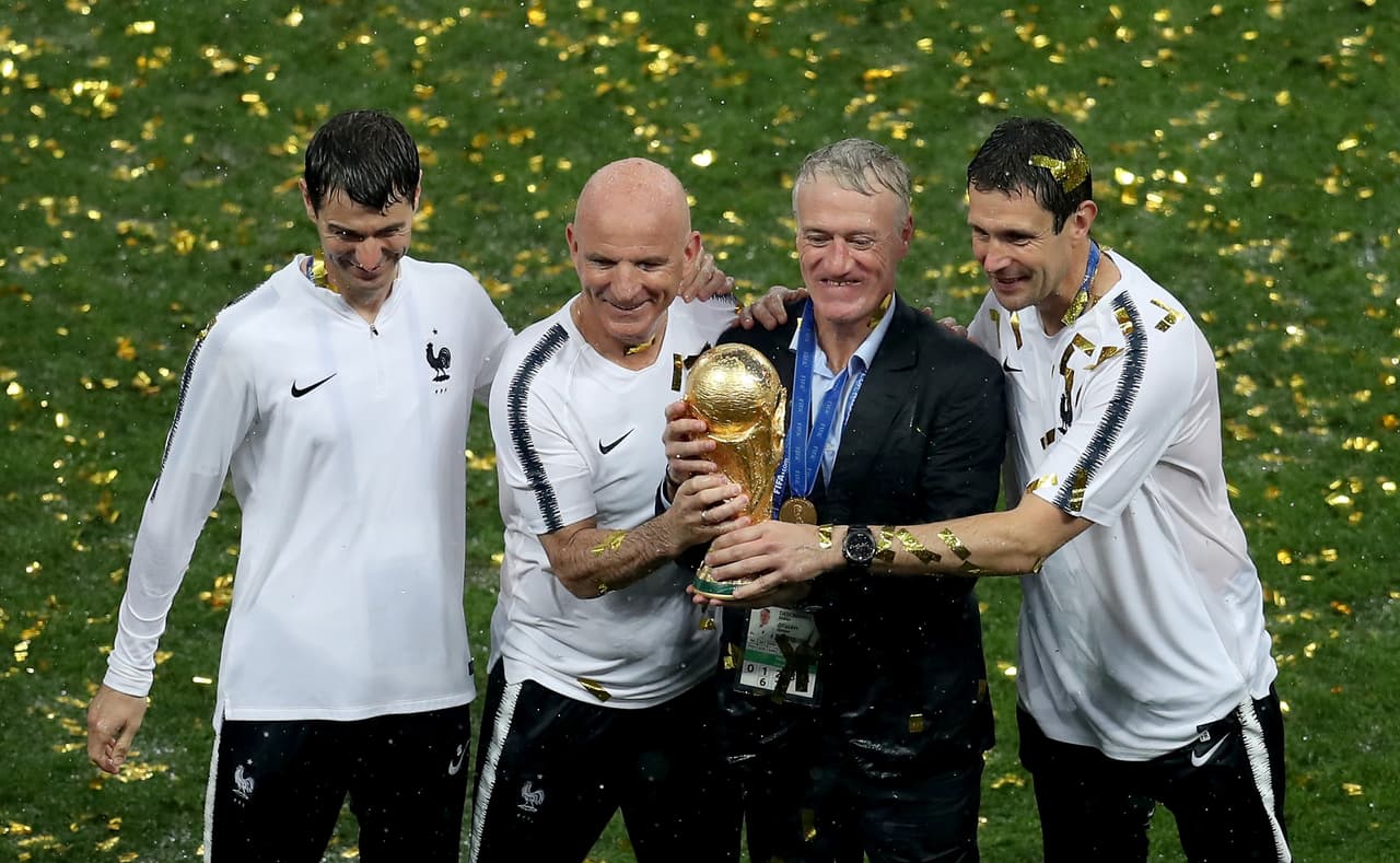 Didier Deschamps, del niño que quiso dedicarse al rugby al técnico del título de Francia