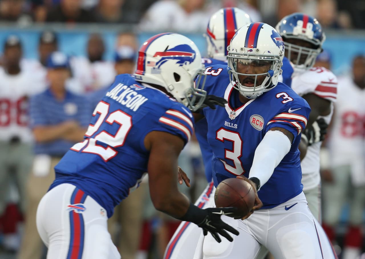 Los Buffalo Bills y los New York Giants se vieron la cara en el juego de 2014. En la foto se aprecia al entonces quarterback Tyrod Taylor entregar el balón a Fred Jackson. Ganaron los Giants 17-13.
