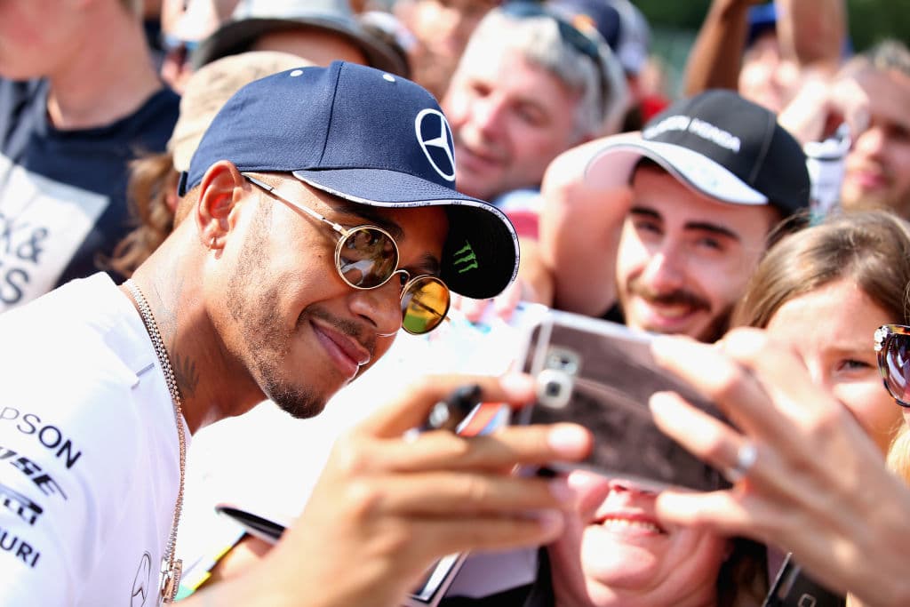 Lewis entendió que la relación con el mundo digital, entre fotos y manejo de sus redes sociales, debía ser mucho más cercano que en otras épocas.