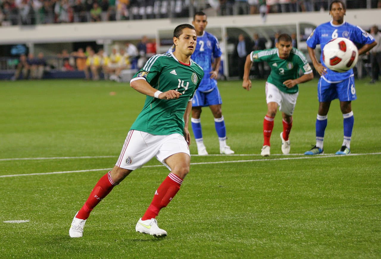 22.- Javier Hernández (México 5-0 El Salvador) (5 de junio de 2011).- Y en el partido que cerró aquella jornada, el ‘Chicharito’ hizo su estelar debut en esta lista al marcar un ‘hat-trick’ a los minutos 60, 67 y 95, el último en en tiro penal que vemos en la imagen. (Foto: Getty Images).