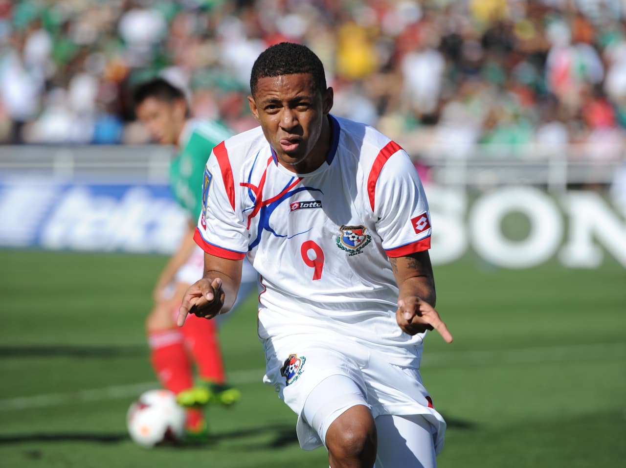 24.- Gabriel Torres (Panamá 2-1 México) (7 de julio de 2013).- Por primera vez en la lista, México es víctima de un doblete y fue el panameño Gabriel Torres quien sentención la primera de dos victorias de los canaleros ante el ‘Tri’ en aquella Copa Oro. Los goles fueron a los minutos 7 (de penal) y 48. (Foto: Getty Images).