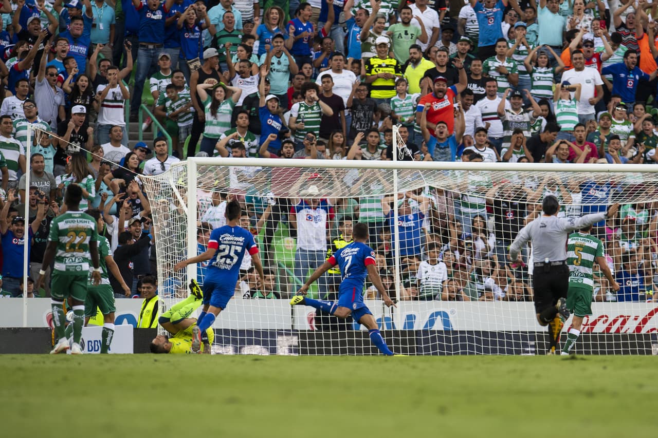 Cauteruccio hizo un recorte, una finta de tiro, y luego fusiló a Orozco con potente disparo que pasó por en medio de las piernas del portero santista a los 76 minutos para el 1-0 a favor de Cruz Azul.