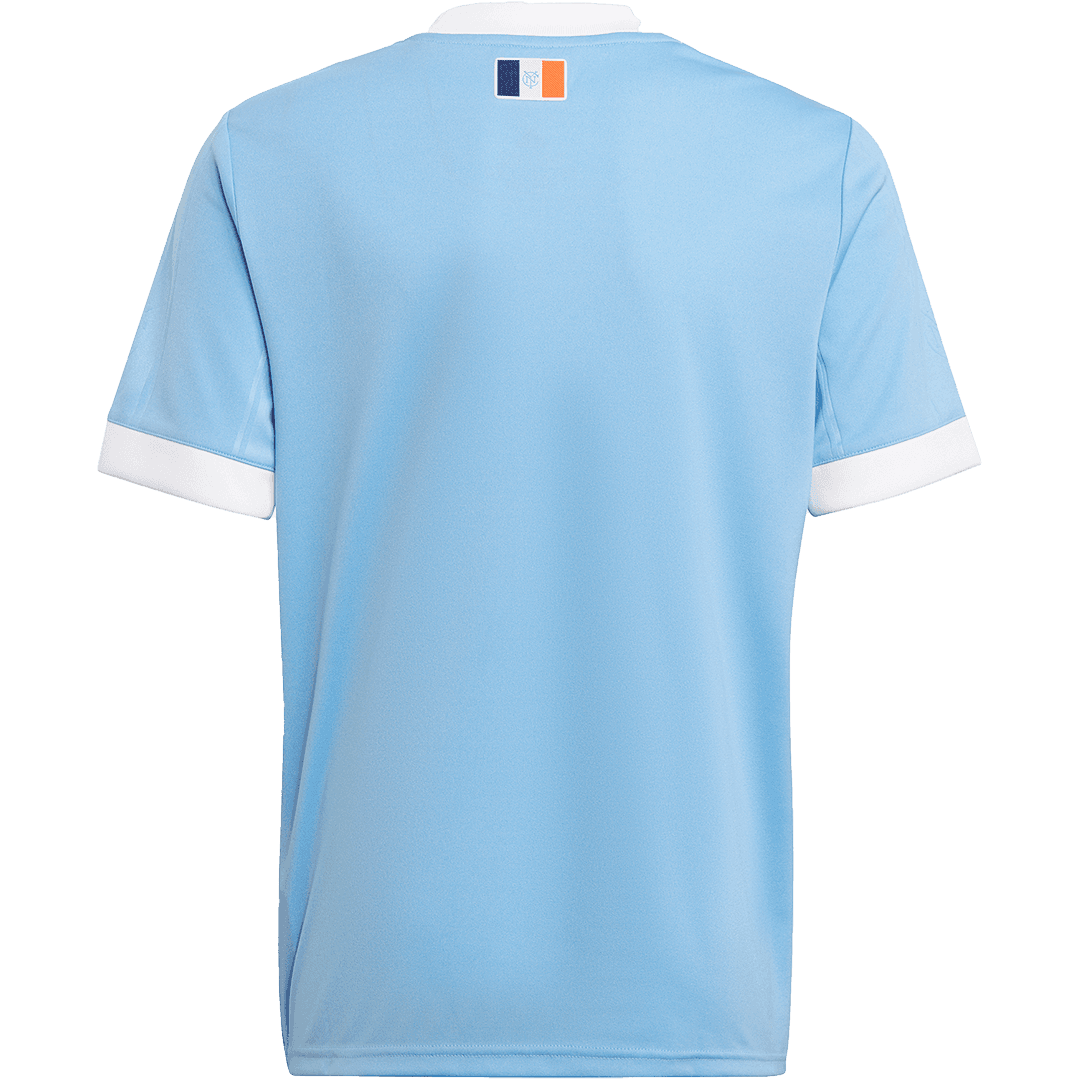 El color azul del uniforme -que asemeja al del modelo inaugural de la temporada 2015- también busca imitar a los uniformes de los trabajadores municipales de la ciudad de Nueva York.
<br>