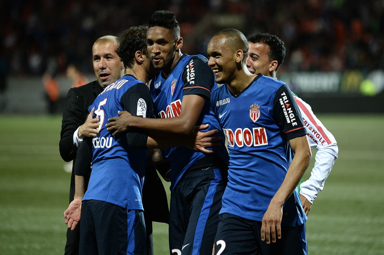 Jugadores del Mónaco celebran al final del partido.