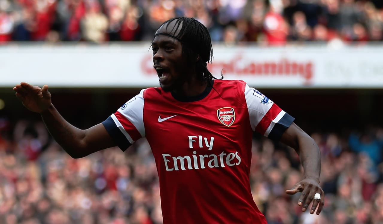 El marfileño Gervinho mostró que cuando se tiene alopecia desde joven es importante tomar precauciones. Su imagen con cabello largo y frente a la luz lo hicieron inolvidable.