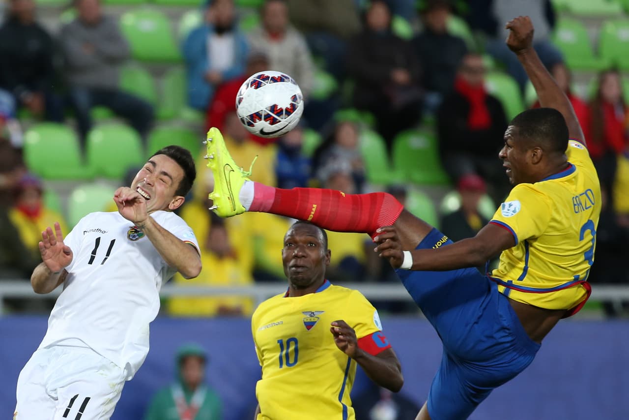Cuando Ecuador era más en la cancha, llegó Bolaños y marcó un tremendo golazo que Quiñones no pudo evitar la caída de su portería.