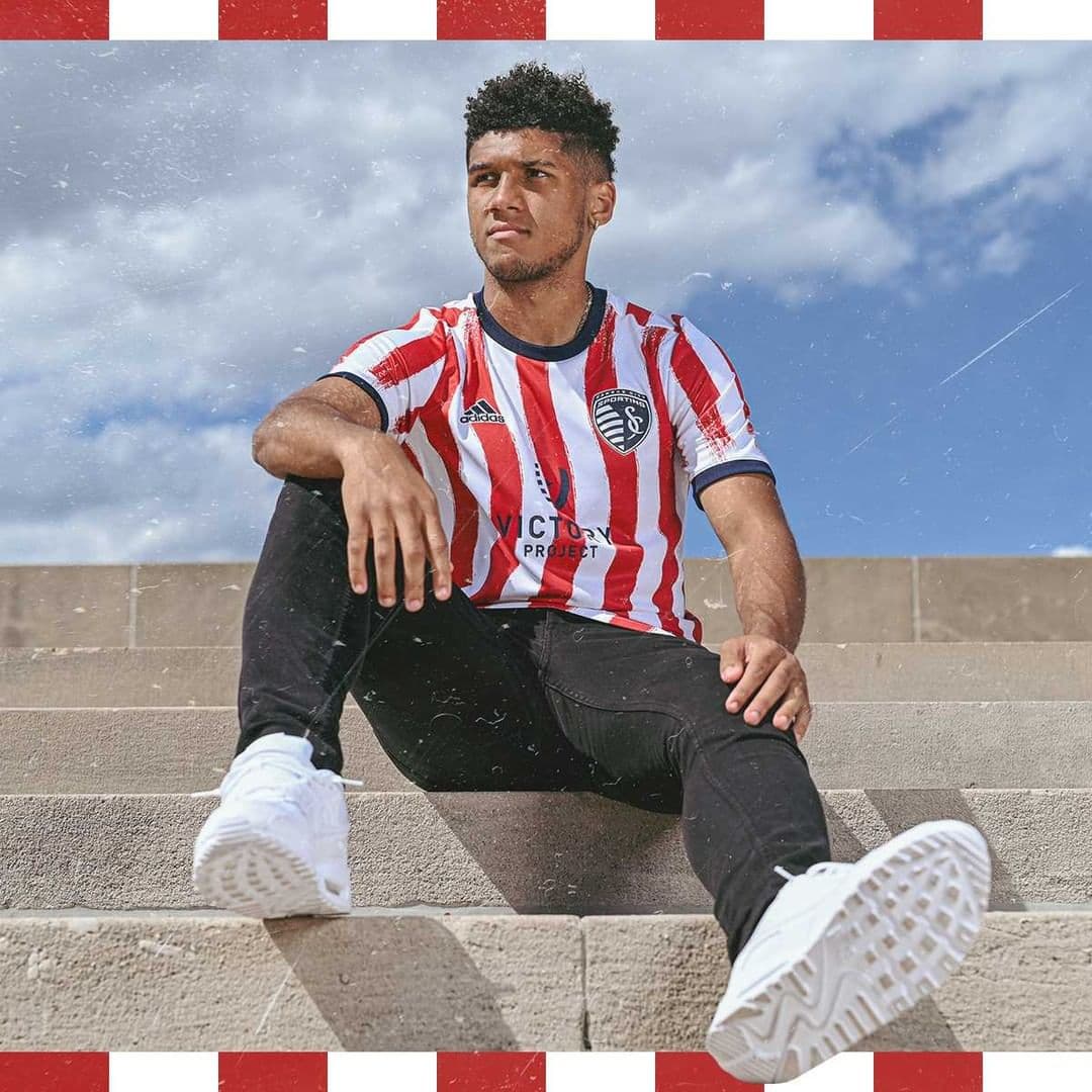 En consonancia con el reciente enfoque artístico de adidas y el estilo pintado a mano, las rayas rojas tienen un efecto de pincelada.