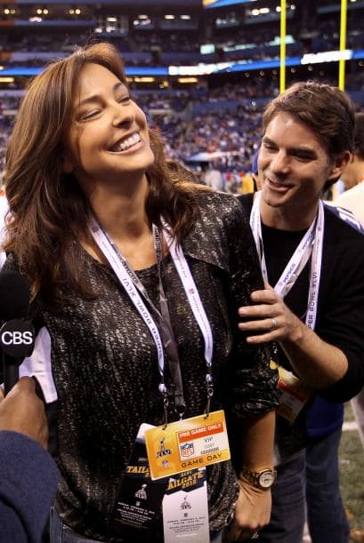 Jeff Gordo, el corredor de NASCAR, y su esposa Ingrid Vandebosch estuvieron en el terreno de juego previo a la patada inicial.