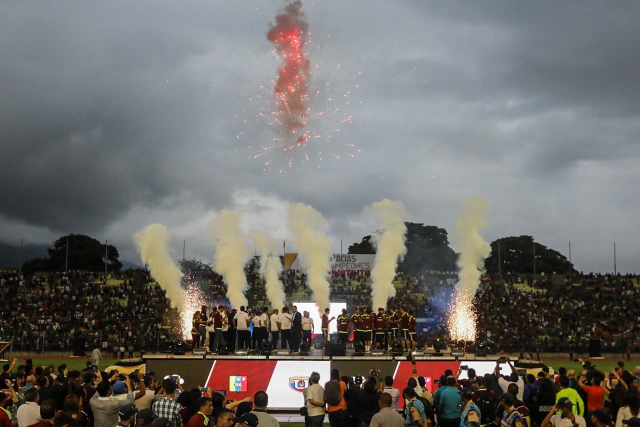 VEN129. CARACAS (VENEZUELA), 13/06/2017.- Jugadores (c) de la selección Sub'20 de fútbol de Venezuela celebran durante un homenaje hoy, martes 13 de junio de 2017, en el estadio Olímpico Universitario en Caracas (Venezuela). Miles de venezolanos homenajearon este martes a los jugadores de la plantilla Sub'20 de su país, que obtuvo el subcampeonato en el Mundial de la categoría que se disputó hasta el pasado 11 de junio en Corea del Sur, con un multitudinario acto en el estadio Olímpico de la Universidad Central de Venezuela (UCV), en Caracas. EFE/Miguel Gutiérrez
