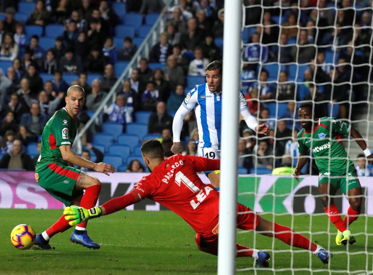 Antes de que la primera mitad llegar a asu fin, la Real tuvo una ocasión de gol, pero Pacheo, el meta del equipo de Vitoria, estaba manteniendo su cabaña en blanco.