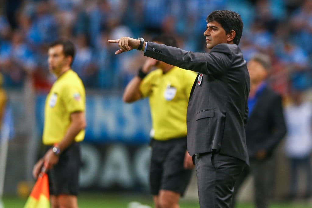 En lugar de un expulsado Marcelo Gallardo, en el juego de Ida, tuvo que asumir las riendas del equipo argentino sus asistente, Matías Biscay, quien lucía algo ansioso porque nada cambiaba.