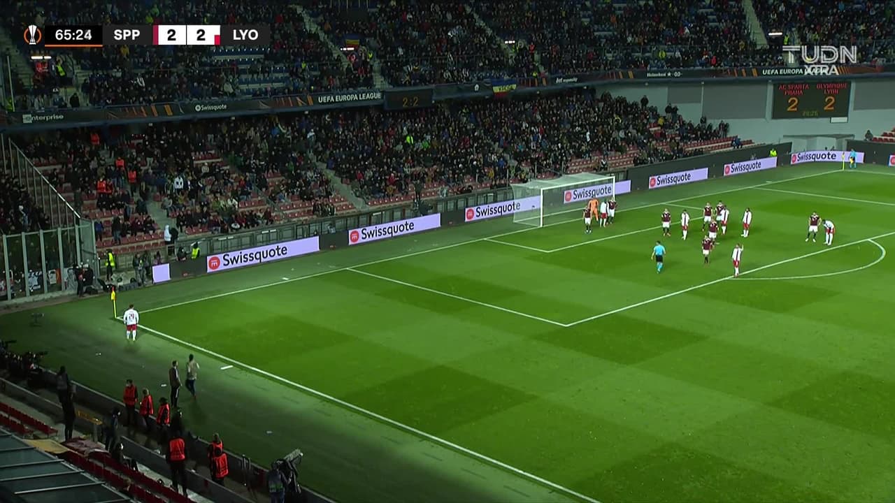 ¡TIRO ATAJADO! disparo por Lucas Paquetá.