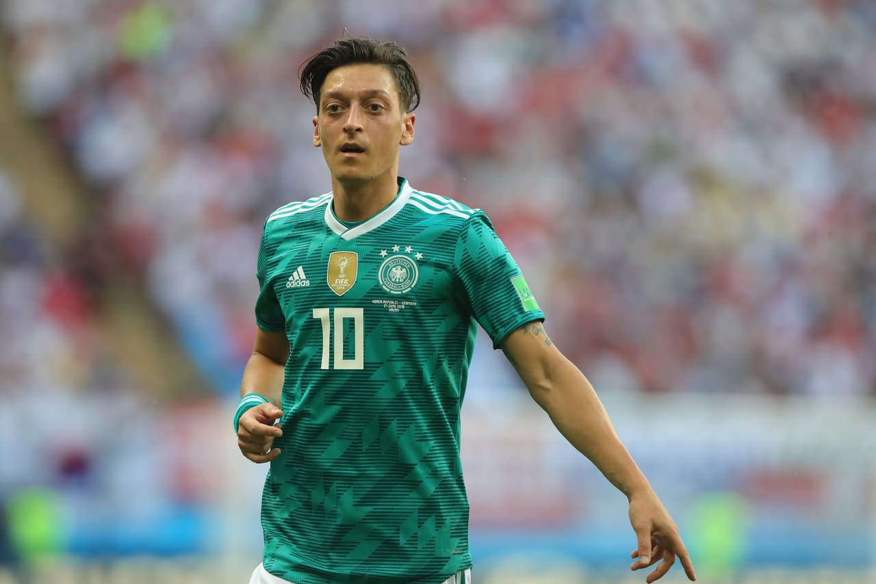 Mediocampista: Mesut Özil (Alemania) - El jugador del Arsenal no encontró su mejor versión y el equipo de Joachim Low –que se la jugó por él– lo sufrió. Fue muy bajo su nivel, que sorprendió verlo de titular en el juego decisivo ante Corea del Sur.